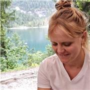 Offro lezioni di inglese (livello B2) e materie scolastiche di base .